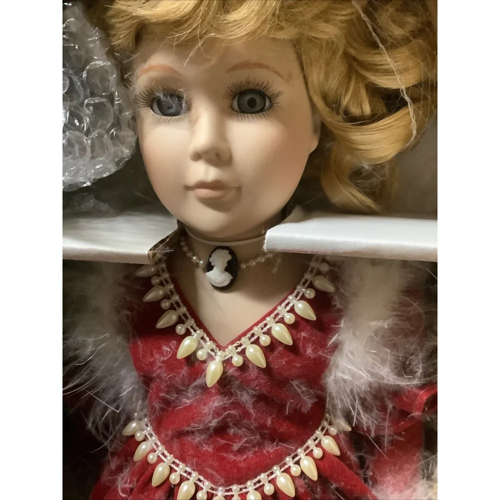 HOUSE OF LLOYD Christmas Around the World Collectors Porcelain Doll Boxed